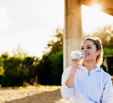 Malattie da calore: bere tanta acqua aiuta a prevenirle 