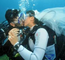 Sposarsi sott’acqua, lo speciale “Si” nelle acque pugliesi - In a Bottle