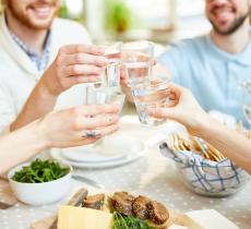 Natale, tre buoni motivi per bere acqua durante i pranzi e le cene delle Feste - In a Bottle