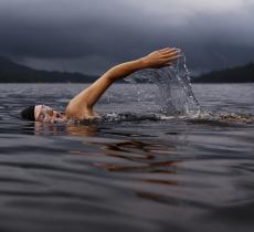 Outdoor Swimming Society e la celebrazione del nuoto in mare aperto - In a Bottle