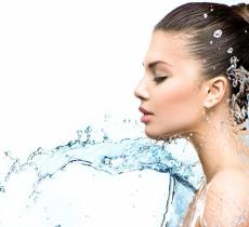 Come idratare la pelle dall'interno con la giusta acqua
