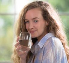 Perché bere un litro e mezzo d’acqua riduce il rischio cistite 