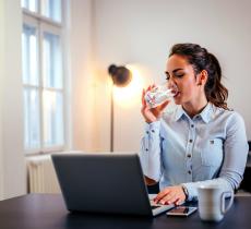 Perché una corretta idratazione aiuta le funzioni cognitive 