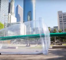 Giant Plastic: una scultura contro l'inquinamento alt_tag