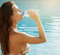 Scopri i 10 vantaggi che dà il bere più acqua 