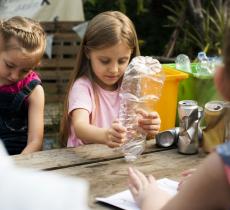 Scuola, studenti costruiscono un’aula studio fatta con bottiglie di plastica - In a Bottle