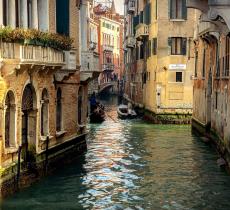 “Se l’acqua ride”, l’avventura al tramonto di un mondo che corre sull’acqua osservato dagli occhi di un bambino - In a Bottle