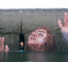Sean Yoro e il suo murale che scompare con l’alta marea 