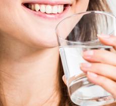 6 motivi per cui bere acqua aiuta ad avere denti sani