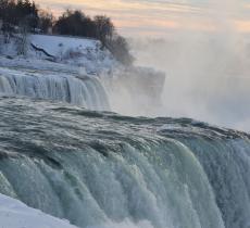 Lo spettacolo mozzafiato delle cascate del Niagara ghiacciate - In a Bottle