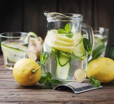 Un bicchiere d'acqua e limone per riprendersi dalle feste 