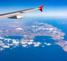 Un bicchiere d’acqua ogni ora per idratarsi in volo