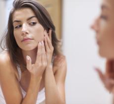 Una corretta idratazione aiuta a prevenire l'acne 