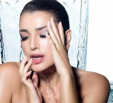 Cosmetici senz’acqua, il nuovo trend è la waterless beauty