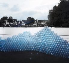 Waving Wall: l'installazione che racconta l'acqua invisibile 