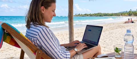 Bleisure e idratazione come mantenere alta la concentrazione lavorando da remoto in spiaggia