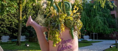 “Flora adora exhibition”: la mostra che celebra l’importanza degli impollinatori 