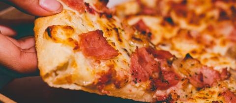 Acqua e pizza: l’equilibrio perfetto per un alimento di qualità e salutare