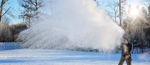 Quando il caldo corre verso il gelo: il paradosso dell’effetto Mpemba