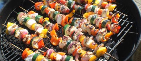 Sanbittèr lancia l’AperiQ, il momento che coniuga l’aperitivo e il bbq 