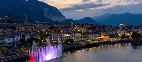 Sul Lago Maggiore le fontane luminose illuminano l’estate