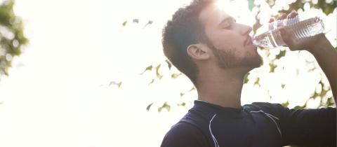 Idratazione e performance: differenze tra chi pratica sport e chi conduce una vita sedentaria