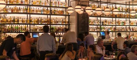 L’aperitivo è un must per oltre 4 italiani su 10: ecco la top 10 degli argomenti più chiacchierati