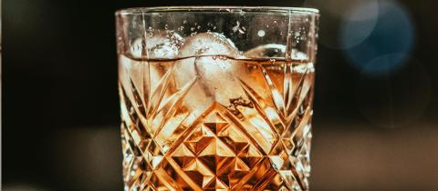 L’arte del ghiaccio perfetto: forme, tecniche e perché cambiano il gusto di un drink