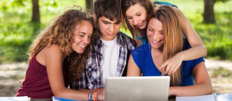 La Generazione Z? Green, ma a metà: il 70% si dice sensibile all’ambiente, solo il 30% si sente davvero informato