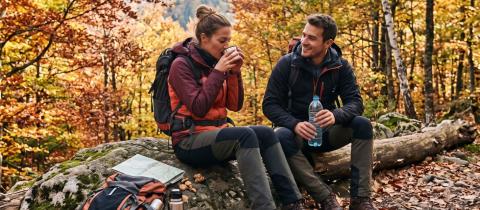 Trekking d'autunno la guida all'idratazione per le camminate del foliage