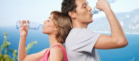 L’importanza di bere acqua per la salute dei capelli in estate 