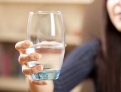 10 consigli utili per bere più acqua ogni giorno 