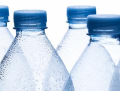 In dieci anni il peso delle bottiglie in PET è diminuito del 47,7%