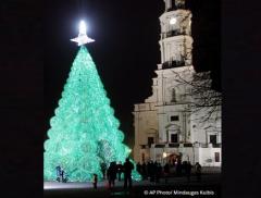 A Mosca l'albero di Natale fatto con bottiglie di plastica