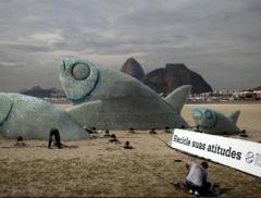 Pesci giganti in PET in spiaggia realizzati da un artista in Brasile