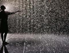 Arriva la "Rain Room" per vivere (sorpresi) l'esperienza della pioggia
