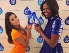 "Drink up", la campagna di Michelle Obama per bere di più e meglio