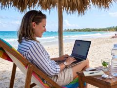 Bleisure e idratazione come mantenere alta la concentrazione lavorando da remoto in spiaggia