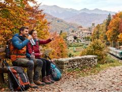 MILANO - Con la fine della stagione estiva e il ritorno ai ritmi lavorativi, l'autunno si trasforma nella stagione ideale per le "micro-vacanze": brevi evasioni nel fine settimana per rigenerarsi tra i colori del foliage, i parchi naturali e i percorsi idrici. Tuttavia, muoversi anche solo per due o tre giorni può generare un'impronta ecologica significativa se non pianificato con attenzione. I dati raccolti a livello internazionale confermano che la sensibilità dei viaggiatori si sta traducendo in scelte c