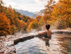 Le mete termali italiane per ritrovare l'equilibrio in autunno, tra foliage e sorgenti naturali