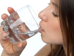 Acqua per abbassare il colesterolo alto, quale bere?