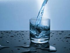 Un bicchiere d’acqua calda al mattino: il toccasana che non ti aspetti
