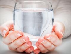 Acqua minerale ricca di calcio e fluoro: un alleato per la salute dei denti