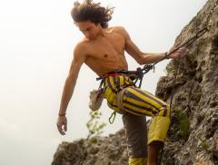Alberto Olivan, il giovane climber racconta come l’arrampicata ispira il suo brand sostenibile “Braghe”