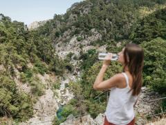 Bere acqua in montagna: cosa cambia quando ci idratiamo ad alta quota