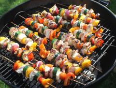 Sanbittèr lancia l’AperiQ, il momento che coniuga l’aperitivo e il bbq 