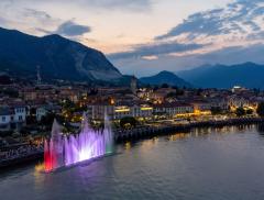 Sul Lago Maggiore le fontane luminose illuminano l’estate
