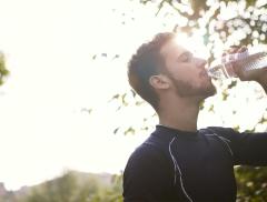 Idratazione e performance: differenze tra chi pratica sport e chi conduce una vita sedentaria