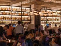 L’aperitivo è un must per oltre 4 italiani su 10: ecco la top 10 degli argomenti più chiacchierati