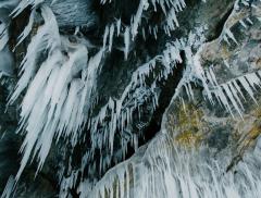Le sculture di ghiaccio della natura: il fascino delle stalattiti